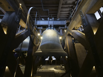 900675 Interieur van de Domtoren te Utrecht: de klokkenstoel op de luizolder.